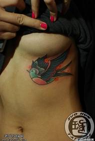 Лента за шоу за тетоважи препорача дела на тетоважа во боја на градите на жената
