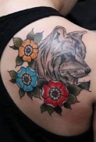stražnja ramena tetovaža djevojka ramena cvijet i vukova glava tetovaža slika