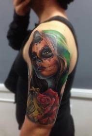 warna bahu potret wanita Meksiko dan tato bunga