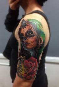 spalla colore messicano ritratto di donna e fiore tatuaggio