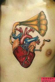 Tattoo show bar recommended a chest heart tattoo pattern