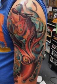 Vyriški pečių spalvos kalmarai su žuvies tatuiruotės modeliu