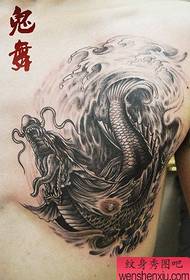 მამრობითი წინა გულმკერდის კლასიკური მაგარი squid tattoo ნიმუში