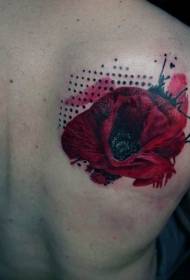 Rdeča realistična slika majhne cvetne tetovaže na zadnji rami