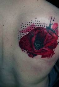 Immagine realistica rossa del tatuaggio del piccolo fiore sulla spalla posteriore