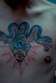 il petto dell'uomo è un modello di tatuaggio serpente e occhi super bello e bello