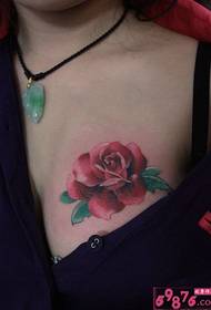 sexig kvinnlig bröst vackert ser ros tatuering bild