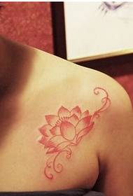 Petto femminile solo bella immagine del modello del tatuaggio del loto