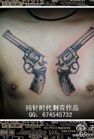 男性胸部經典手槍紋身圖案