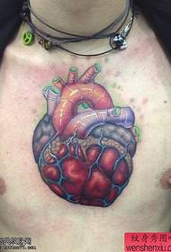 un tatuaggio a forma di cuore sul petto funziona con la figura del tatuaggio Condividi
