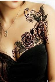 bellezza petto solo bella immagine del modello del tatuaggio del fiore