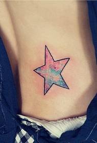 kvinnlig bröst vackra färgglada stjärniga femspetsiga stjärntatueringbild