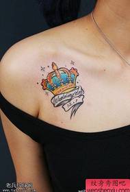 Жінки грудей колір корони лист татуювання робота