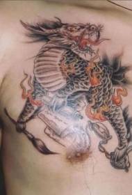 Tatuagem de unicórnio de fogo dominador no peito