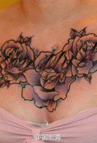 Tjejer populära pop rose tatuering mönster på bröstet