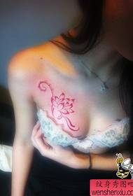 වර්ණවත් ටෝටම් නෙළුම් පච්ච රටාව