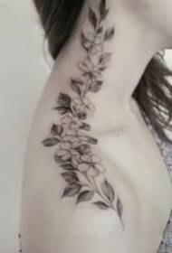 9 Apprezzamento dell'immagine del tatuaggio del fiore della spalla del collo di Zhang Suya