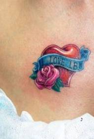 patrón de tatuaxe de peito: patrón de tatuaxe de amor de cor de peito