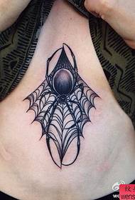 pieptul tatuaj de păianjen alb-negru funcționează