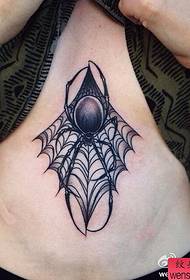 ang dughan itom ug puti nga spider tattoo naglihok