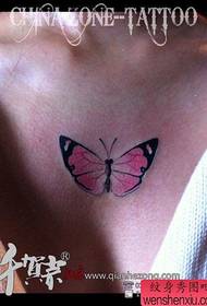 가슴에 여자 작고 섬세한 핑크 나비 문신 패턴