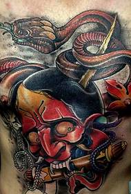 узорак тетоваже змија налик на грудима