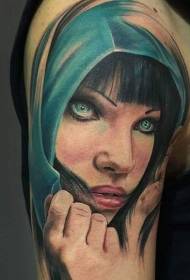 modèle de tatouage fille couleur réaliste épaule