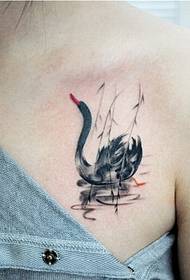 emakumezkoen bularrean tinta itxurako antzara tatuaje argazkia bakarrik