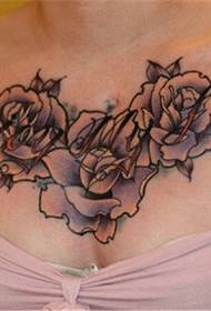 modello femminile di tatuaggio a forma di lettera di rosa grande con petto a V