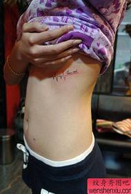 modello di tatuaggio ECG petto e lettera ragazze