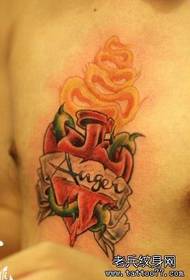 pojkens bröst med en färgglad tatueringsmönster för kärlek och flamma