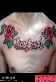 piccoli tatuaggi di rose rosa sul petto freschi