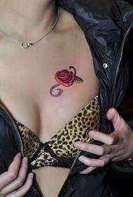 Poza tatuaj cu piept roșu frumos cu piept de femeie frumoasă