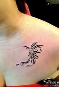 vrou hou van tatoeëringpatroon vir bors totem-vlinder