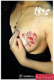 vaba človeški lepotni prsni vzorec tatoo lotosa