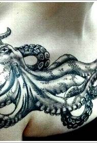 Tatuaje de pulpo atmosférico no peito