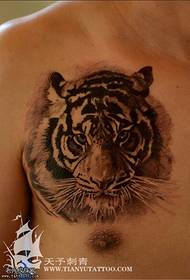 foto tatuaggio tigre sul petto