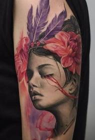 Έντονη ρεαλιστική καταπληκτική πορτρέτο κορίτσι με μοτίβο τατουάζ λουλουδιών φτερό