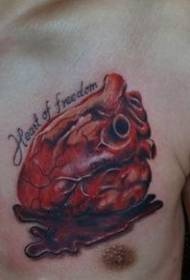 un model de tatuaj de inimă de culoare piept