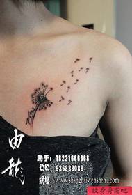 meisje's populaire populaire zwart-witte paardebloem tattoo patroon op de borst
