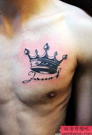 男孩的胸部時尚好看的皇冠紋身圖案