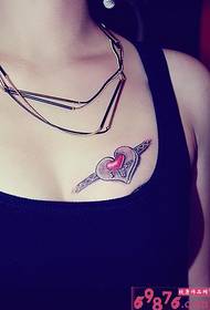 sexy vrouwelijke borst creatieve persoonlijkheid mode hart tattoo foto foto
