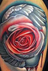 épaules avec magnifique motif de tatouage de roses et ailes peintes