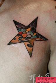 piept masculin popular model de tatuaj fulger negru cu cinci vârfuri stele