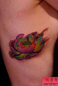 красота Странични гърди красиво изглеждащи цветни шарки татуировка лотос