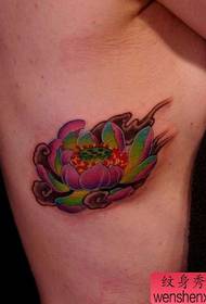 bellezza Lato petto bellissimo modello colorato tatuaggio loto