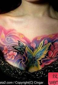 un patrón de tatuaje de flores de amor de mariposa no peito super atractivo