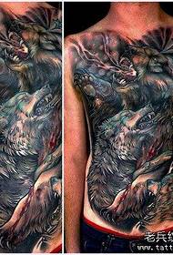 胸に横暴なオオカミの入れ墨の写真