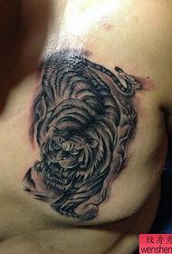 una figura di tatuatu hà cunsigliatu un pettu di taturatura di tigre neru è biancu