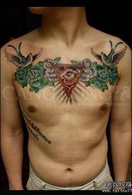 чоловічі груди - це дуже красиві і красиві очі і візерунок татуювання троянди